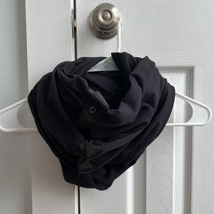 Lululemon customizable snap scarf, black